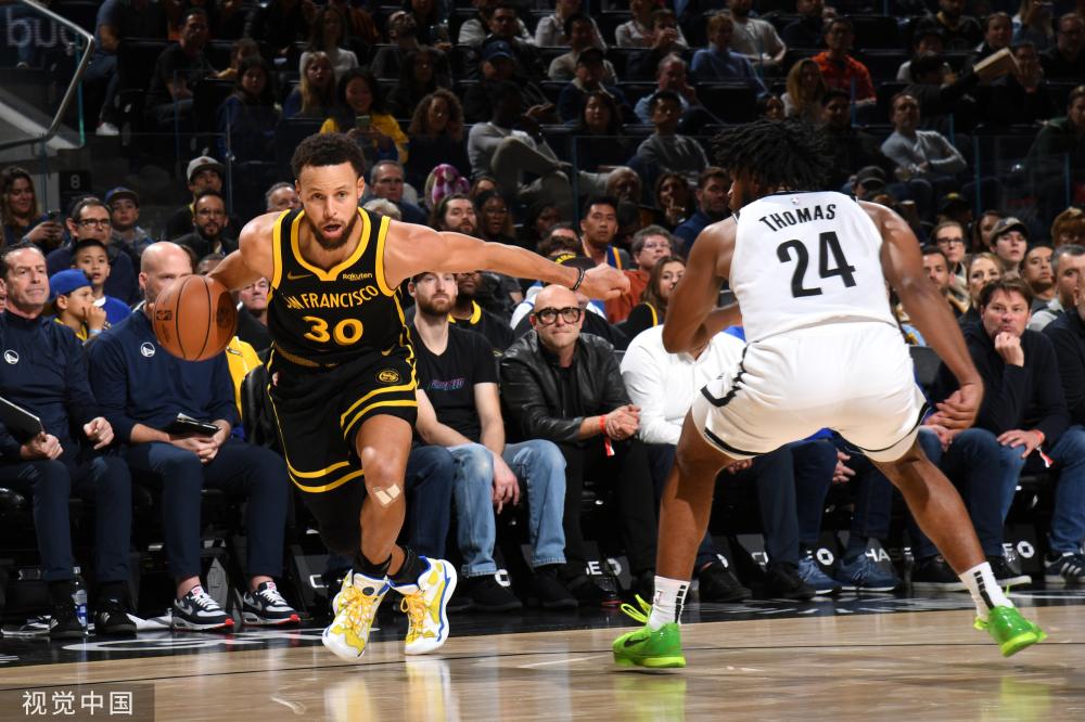 他的出现引 他的出现引