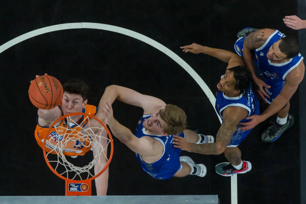 既能打边路 既能打边路